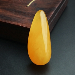 鸡油黄金绞蜜水滴吊坠