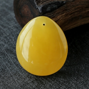 鸡油黄蜜蜡水滴吊坠