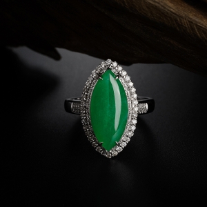 18K金镶钻糯种满绿翡翠戒指