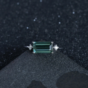 18K白金镶钻绿碧玺戒指