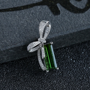 18K白金镶钻绿碧玺吊坠