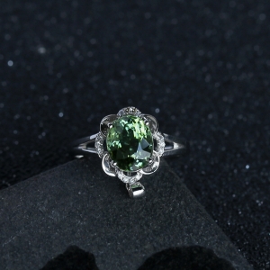 18K白金镶钻绿碧玺戒指