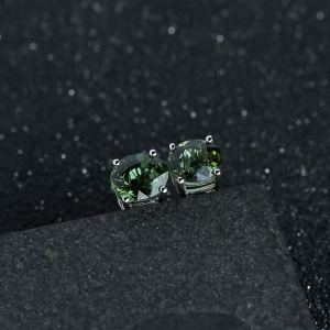 18K白金镶钻绿碧玺耳钉