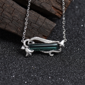 18K白金镶钻绿碧玺吊坠