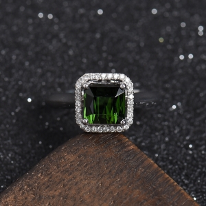 18K白金镶钻绿碧玺戒指