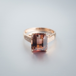 18K金镶钻碧玺戒指