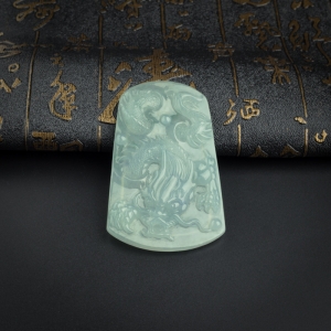 冰糯种飘绿翡翠龙牌吊坠