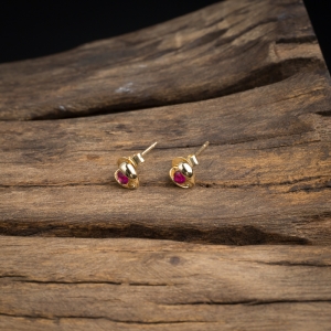 18K金镶钻红宝石耳钉