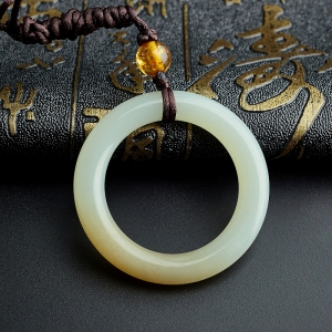 和田玉带糖色平安扣吊坠