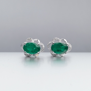 18K金镶钻祖母绿耳钉