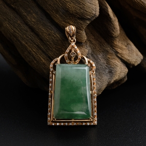 18K金镶钻糯种浅绿翡翠吊坠