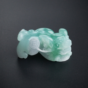 细糯种浅绿翡翠貔貅吊坠
