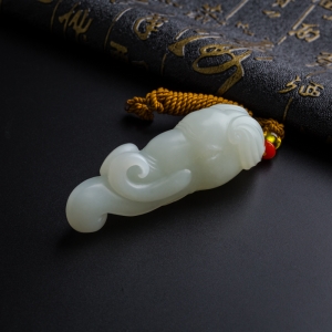 和田玉象鼻吊坠