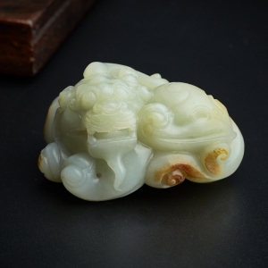 和田玉带皮籽料貔貅手把件