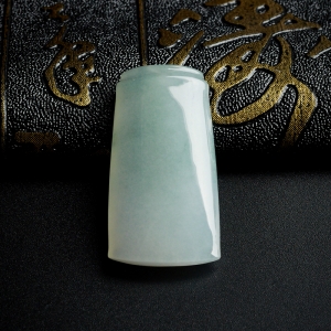 冰糯种淡绿翡翠竹节吊坠