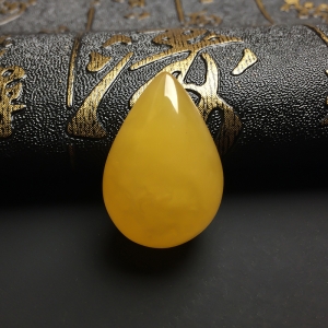 鸡油黄蜜蜡水滴吊坠