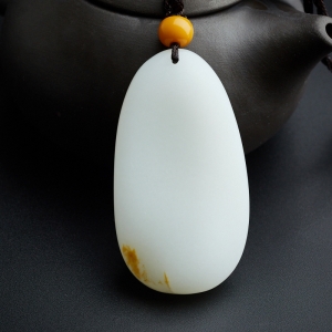 和田玉随形吊坠