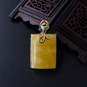 银镀金鸡油黄蜜蜡无事牌吊坠