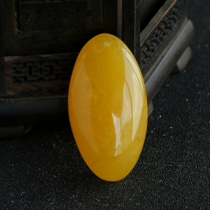 鸡油黄蜜蜡随形吊坠