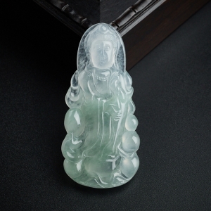 冰糯种飘绿翡翠观音吊坠