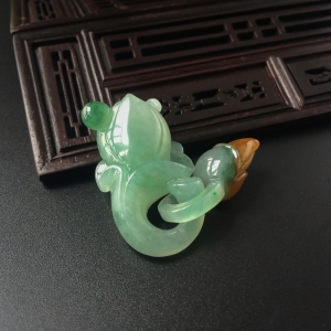糯冰种带黄翡翡翠并蒂莲吊坠