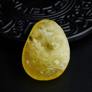 蜜蜡游龙戏珠吊坠