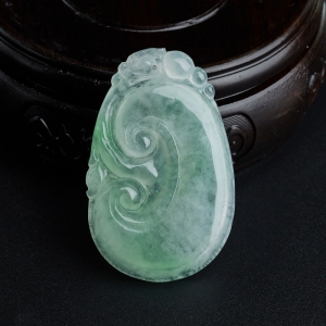 冰糯种飘绿翡翠如意吊坠