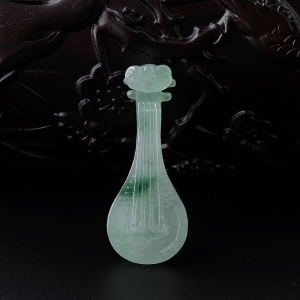 糯种飘绿翡翠琵琶吊坠