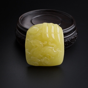 满黄蜜蜡龙吊坠