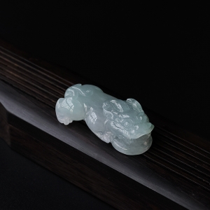 糯种淡绿翡翠貔貅吊坠