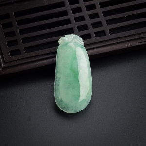 糯冰种飘绿翡翠福瓜吊坠