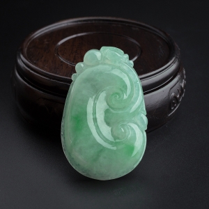 糯种飘绿翡翠如意吊坠