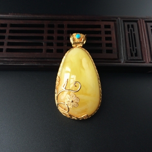 银镀金镶白花蜜水滴吊坠