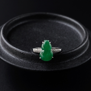 18K金镶糯种阳绿翡翠戒指