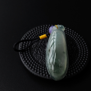 冰糯种飘花翡翠福瓜吊坠