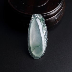 冰糯种飘绿翡翠福瓜吊坠