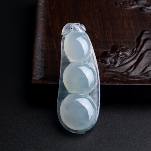 冰糯种浅绿翡翠福豆吊坠