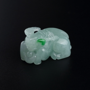 糯种浅绿翡翠牛吊坠