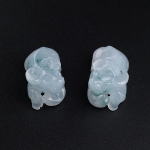 糯种淡绿翡翠牛吊坠