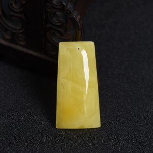 满黄蜜蜡方牌吊坠