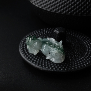 糯种飘绿翡翠貔貅吊坠