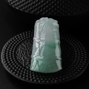 冰糯种飘绿翡翠竹节吊坠