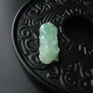 细糯种浅绿翡翠貔貅吊坠