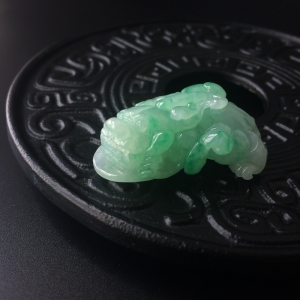 细糯种飘绿翡翠貔貅吊坠