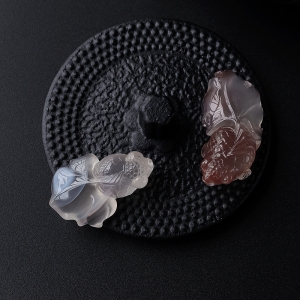 冰飘南红金鱼吊坠