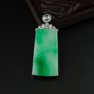 18K金镶糯种飘绿翡翠无事牌