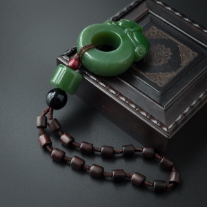 和田碧玉鸭蛋青麒麟扳指手把件