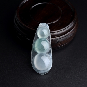 冰种淡绿翡翠福豆吊坠