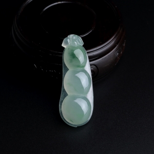 冰糯种浅绿翡翠福豆吊坠