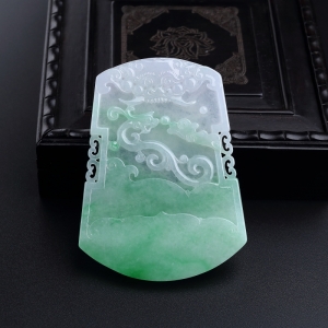 冰糯种飘绿翡翠古龙吊坠